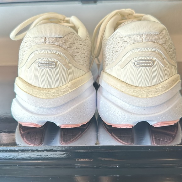 Brooks Ghost Max 2 Gym Shoes - Picture 2 of 11